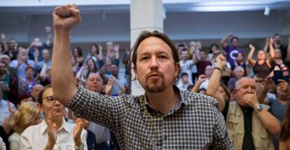 El líder de Podemos, Pablo Iglesias, durante un acto de precampaña ante unos doscientos militantes celebrado este sábado en el edificio de la Fundación Diario Madrid, en el centro de la capital.