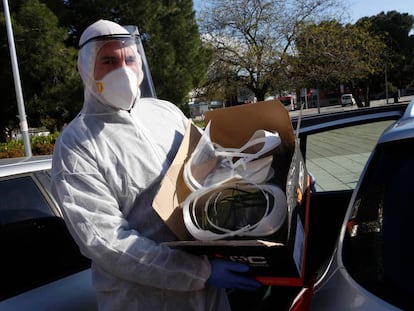 Carlos Moreno, un informàtic a l'atur de Terrassa que coordina vuit persones que fabriquen material de protecció. 