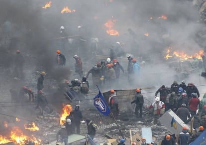 Vista de la plaza de la Independencia de Kiev donde se están produciendo enfrentamientos entre manifestantes y policía, 20 de febrero de 2014.