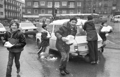 Niños madrileños disfrutando de la nieve en las calles, en febrero de 1994.