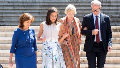 La reina Letizia, a su salida de la Biblioteca acompañada por, desde la izquierda, Ana Santos Aramburu, Soledad Puértolas yJosé Guirao.