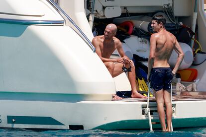 Zinedine Zidane y su hijo Théo, en Ibiza, el pasado domingo.