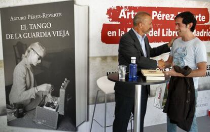 Arturo Pérez Reverte en la Feria del Libro de Madrid.