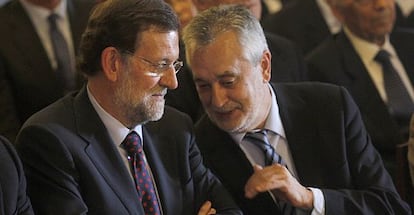 Rajoy y Gri&ntilde;&aacute;n, en la toma de posesi&oacute;n de Zoido como alcalde de Sevilla.