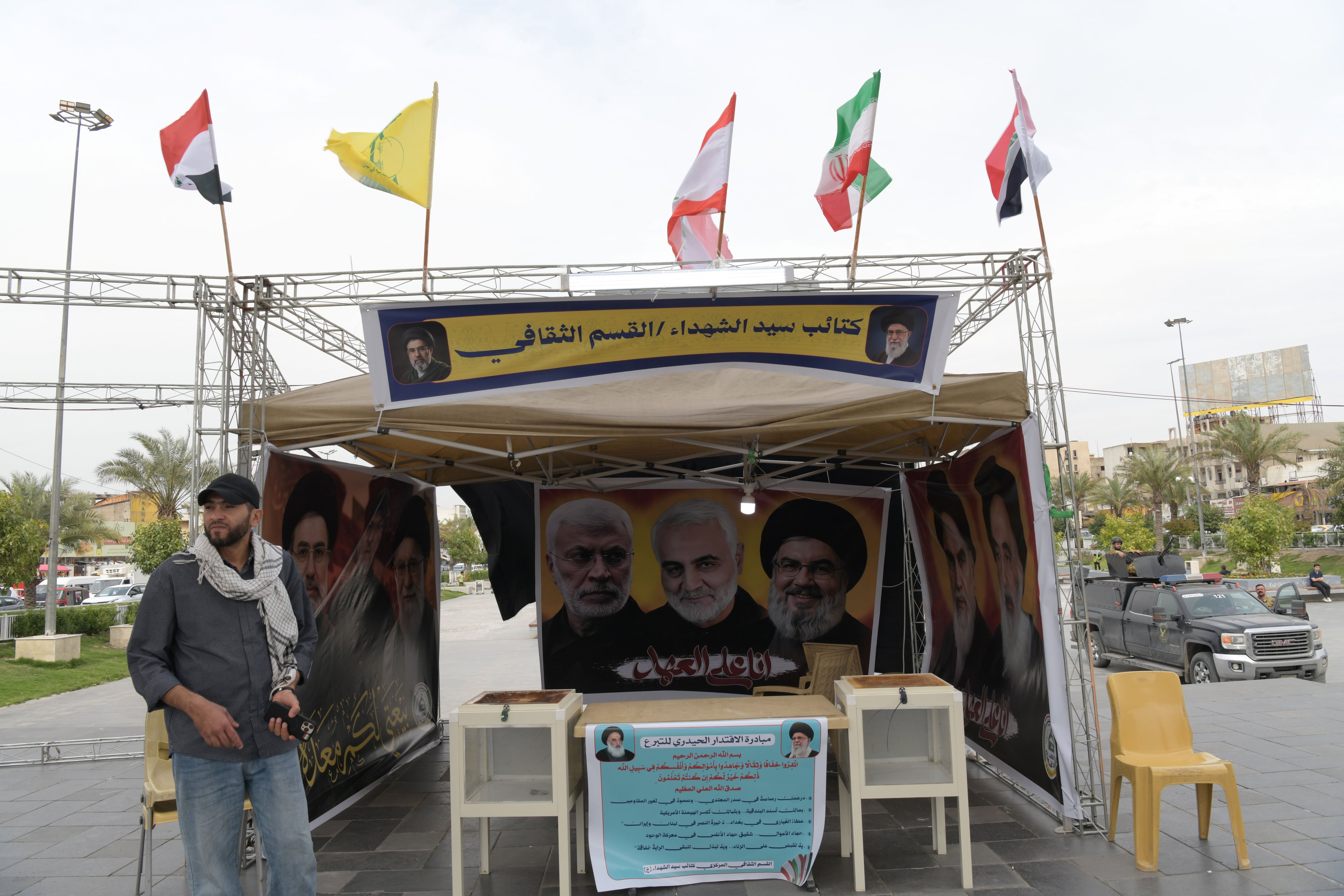 Haj Ashraf, miembro de las Fuerzas de Movilización Populares, durante un evento para recaudar fondos en la plaza de Tahrir de Bagdad, el 29 de marzo. 