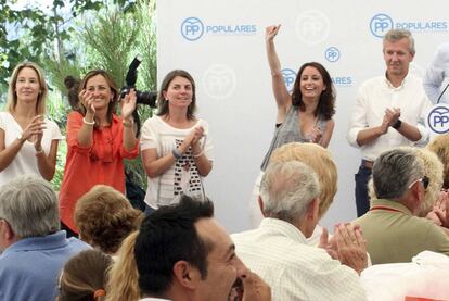 Andrea Levy agradece los aplausos, acompañada de Rueda y otros miembros del PP de Pontevedra, este domingo en Poio.