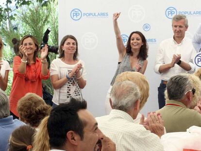 Andrea Levy agradece los aplausos, acompañada de Rueda y otros miembros del PP de Pontevedra, este domingo en Poio.