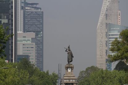 La contingencia se debe al intenso tráfico de automóviles, las altas temperaturas, la radiación solar y la ausencia de viento que disperse la contaminación.