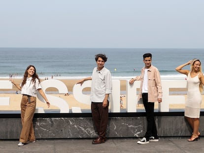 El director Jonás Trueba (cuarto por la izquierda) y los actores Candela Recio (tercero izquierda), Pablo Hoyos (en el centro), Silvio Aguilar (segunda izquierda), Pablo Gavira (segunda derecha), Claudia Navarro (tercero derecha), Rony-Michele Pinzaru (cuarto izquierda), Marta Casado (derecha) y Javier Sánchez (izquierda), en el Festival de Cine de San Sebastián.