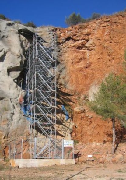 Andamio en la entrada de la cueva