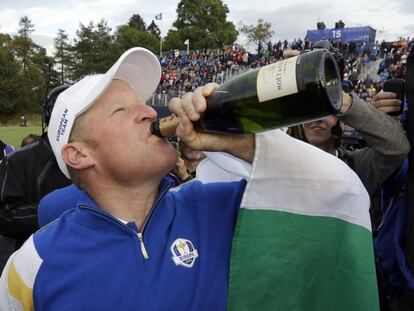 Jamie Donaldson, jugador europeo, bebe de una botella de champán tras el triunfo de su equipo. 