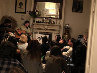 Actuación del grupo Jack Bisonte durante una sesión organizada por Sofar Sounds.