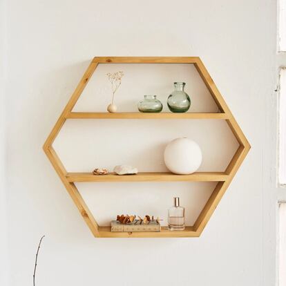 Hannun presenta una serie de diferentes piezas de decoración artesanales perdurables en el tiempo para regalar estas Navidades, para unas fiestas más conscientes y respetuosas con el medio ambiente. La estantería Hexágono es una pieza única en forma hexagonal, creada con madera maciza de origen sostenible y totalmente personalizable. Es ideal para decorar cualquier rincón del hogar, aportando un plus de funcionalidad y almacenaje que encantará a los amantes del diseño. Precio: 42 euros.