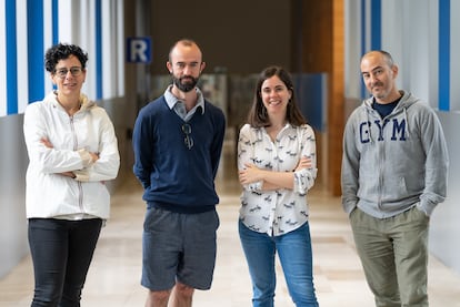 De izquierda a derecha, Núria López Bigas, Ferran Muiños, Claudia Arnedo y Abel González Pérez, del Instituto de Investigación Biomédica, en Barcelona.