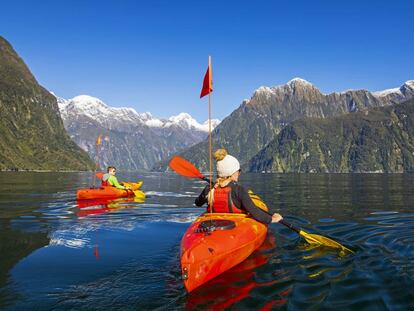 Ruta en kayak por el Milford Sound, en la Isla Sur de Nueva Zelanda. 