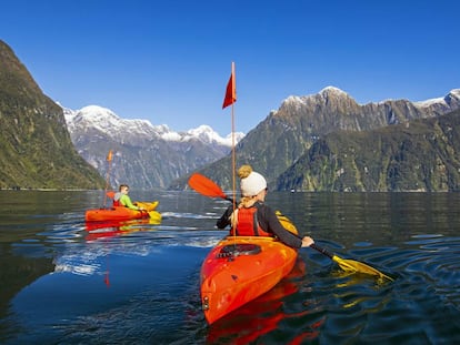 Ruta en kayak por el Milford Sound, en la Isla Sur de Nueva Zelanda. 