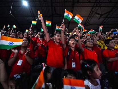 Estudiantes celebran el aterrizaje exitoso en la luna de la misión india Chandrayaan-3, el pasado agosto, en Guwahati.