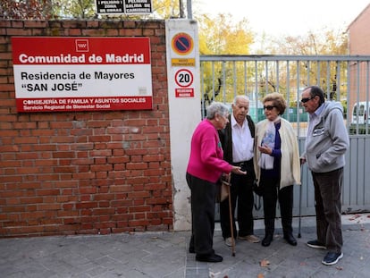 Varios mayores en la puerta de la residencia San José de la Comunidad de Madrid. 