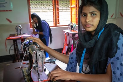 Para ayudar a las familias rohingya en Bangladesh a protegerse, World Vision capacitó a mujeres refugiadas para coser mascarillas de tela reutilizables. Sumaiya, de 18 años, es una de ellas. Además de aprender a hacer mascarillas en el Centro de Capacitación estudia octavo grado: “Ahora puedo ganar algo cosiendo y gastarlo en mis estudios".