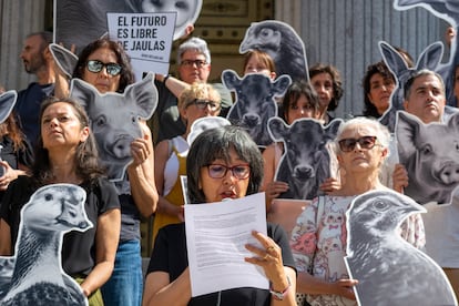 Annamaria Pisapia, portavoz de End The Cage Age, lee el manifiesto de la concentración animalista.
