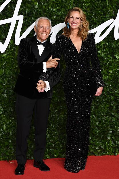El diseñador posando junto a Julia Roberts en los Fashion Awards 2019.