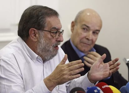 Enrique Gonz&aacute;lez Macho (izquierda), junto al actor Antonio Resines, durante la rueda de prensa. 