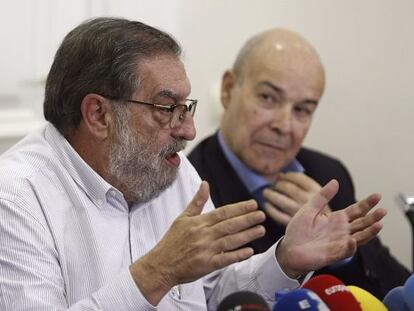 Enrique Gonz&aacute;lez Macho (izquierda), junto al actor Antonio Resines, durante la rueda de prensa. 