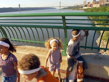 Ni&ntilde;os juegan en un puente de Harlem en el r&iacute;o Hudson.