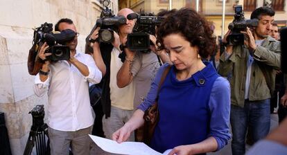 La presidenta del comit&eacute; de empresa de RTVV, Salut Alcover, esta ma&ntilde;ana ante el Palau de la Generalitat.