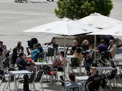 Varias personas en la terraza de un bar, el pasado 29 de mayo de 2021, en A Coruña.