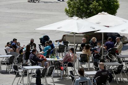 Varias personas en la terraza de un bar, el pasado 29 de mayo de 2021, en A Coruña.