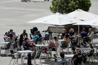 Varias personas en la terraza de un bar, el pasado 29 de mayo de 2021, en A Coruña.