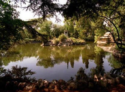 Uno de los estanques del parque de El Capricho, en la Alameda de Osuna, de Madrid