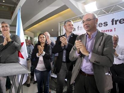 El candidato del BNG a la Xunta, Francisco Jorquera (derecha), acompañado de Carlos Aymerich (izquierda), Iria Aboi y Bieito Lobeira. / S. SAS (EFE)