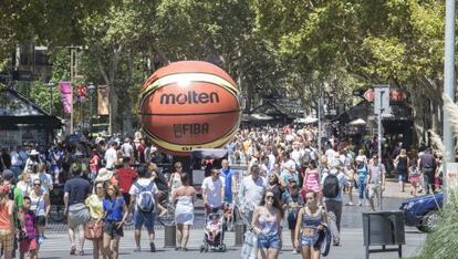 Campaña promocional del próximo mundial de baloncesto, que se celebrará en España, ayer en la Rambla.