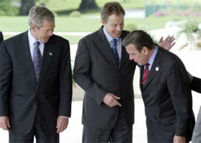 Bush y Blair saludan al alemán Schröder antes de hacerse la foto de familia de la cumbre del G-8.