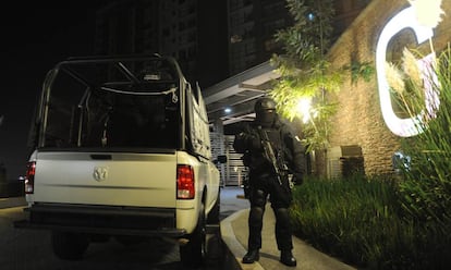 Un agente de la Agencia de Investigación Criminal (AIC), durante un operativo.