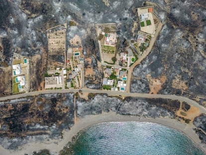 Vista aérea de Rodas (Grecia), asolada por los incendios, el 27 de julio pasado.