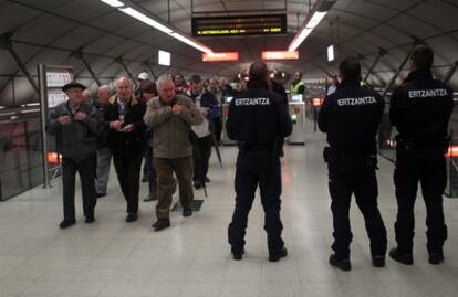 El Departamento de Interior vasco ha desplegado un dispositivo especial para evitar incidentes duarante los paros convocados por los sindicatos del suburbano de Bilbao. Agentes de la Ertzaintza vigilan todas las líneas del metro, las estaciones, talleres y edificios.