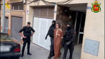 Agentes de la Guardia Civil trasladan a un sospechoso de yihadismo, detenido durante la operación policial de julio de 2024.