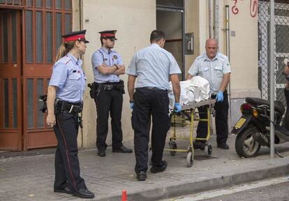 Els Mossos d'Esquadra, durant l'aixecament del cadàver d'una dona assassinada per la seva parella a l'Hospitalet de Llobregat, el 2014.