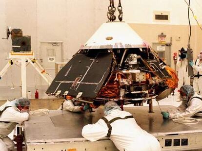 La sonda &#39;Mars Polar Lander&#39;, durante su montaje en 1998 antes del lanzamiento hacia Marte.