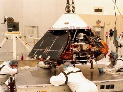 La sonda 'Mars Polar Lander', durante su montaje en 1998 antes del lanzamiento hacia Marte.