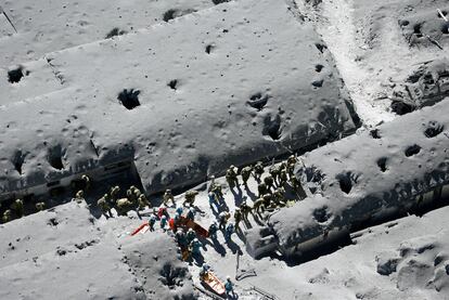 Personal de rescate buscan supervivientes tras la erupción del volcán Ontake, localizado a 200 kilómetros al oeste de Tokio y segundo más activo del país asiático, el 29 de septiembre de 2014.