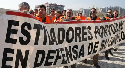 Estibadores del Puerto de Pasaia, durante una protesta.
