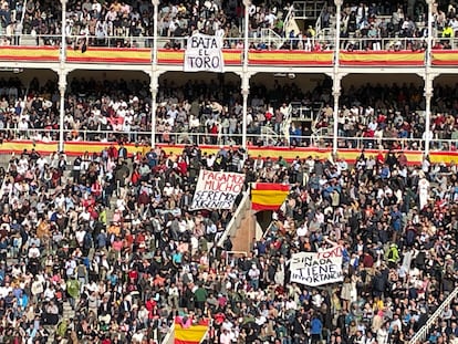 Pancartas aparecidas en el tendido 7 en la Feria de San Isidro de 2023.