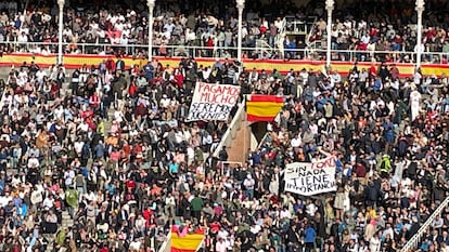 Pancartas aparecidas en el tendido 7 en la Feria de San Isidro de 2023.