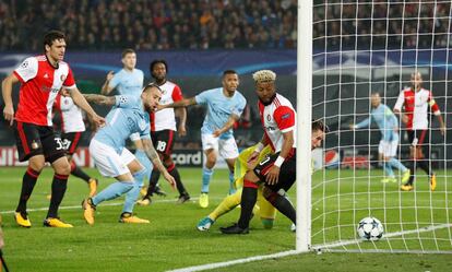 Stones marca el primer gol del Manchester City.