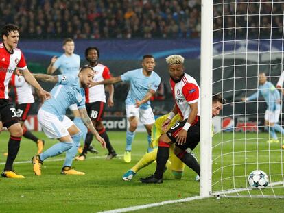 Stones marca el primer gol del Manchester City.