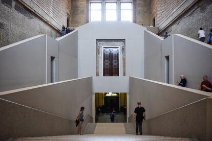 Neues Museumd de Berlín. Esta obra es todo un manifiesto en la manera de trabajar de Chipperfield convertido, desde entonces, en el arquitecto del nuevo Berlín y en un “rescatador” capaz de actualizar la historia pétrea europea. Aquí conviven las huellas de la destrucción del museo durante el nazismo, de su inicial ambición neoclásica y de la reparación de ambos momentos. Fue Premio Mies van der Rohe de la Unión Europea.